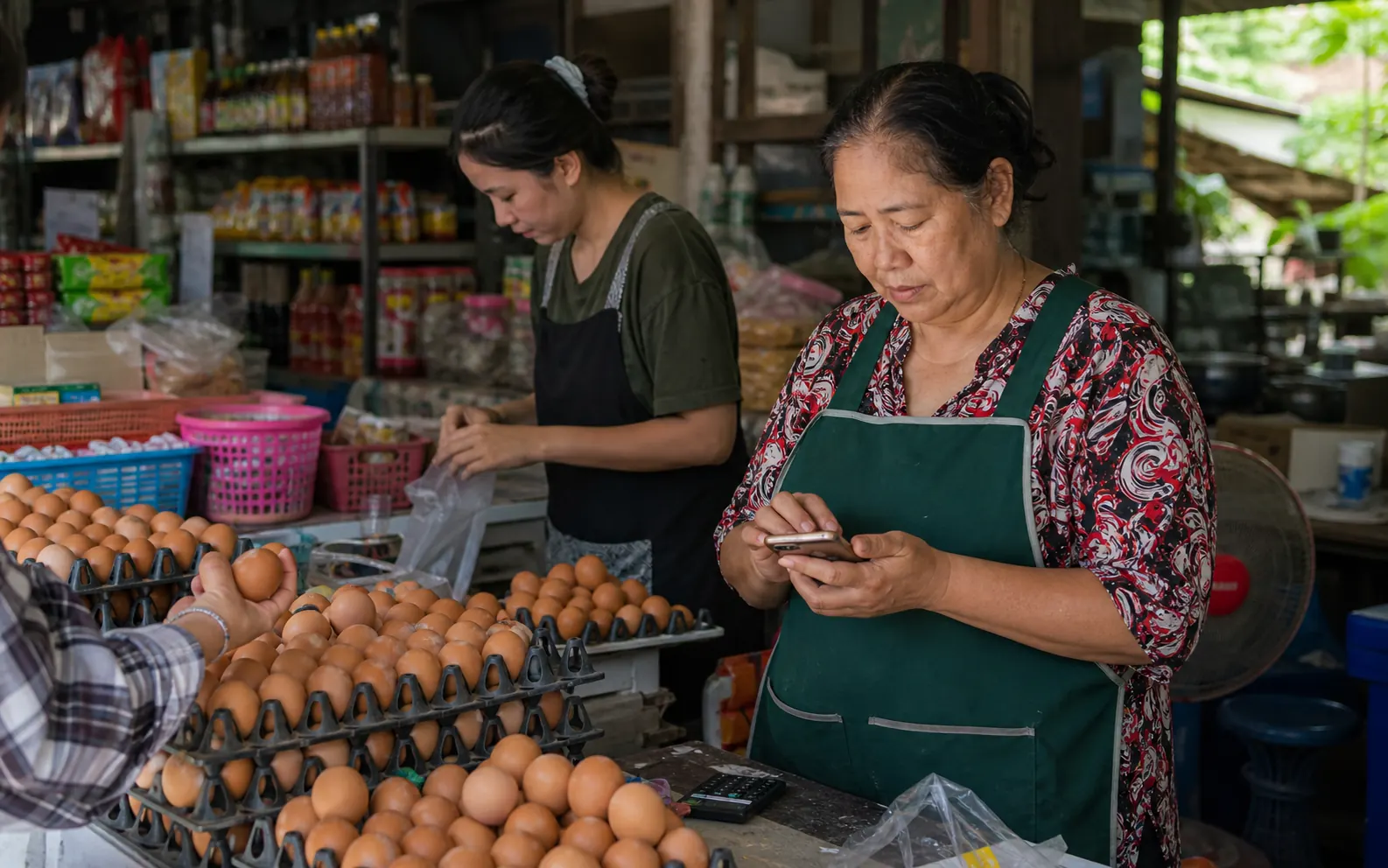 ร้านไข่ไก่ขายเป็นแผง ครึ่งแผง 10 ฟอง และทีละฟอง
